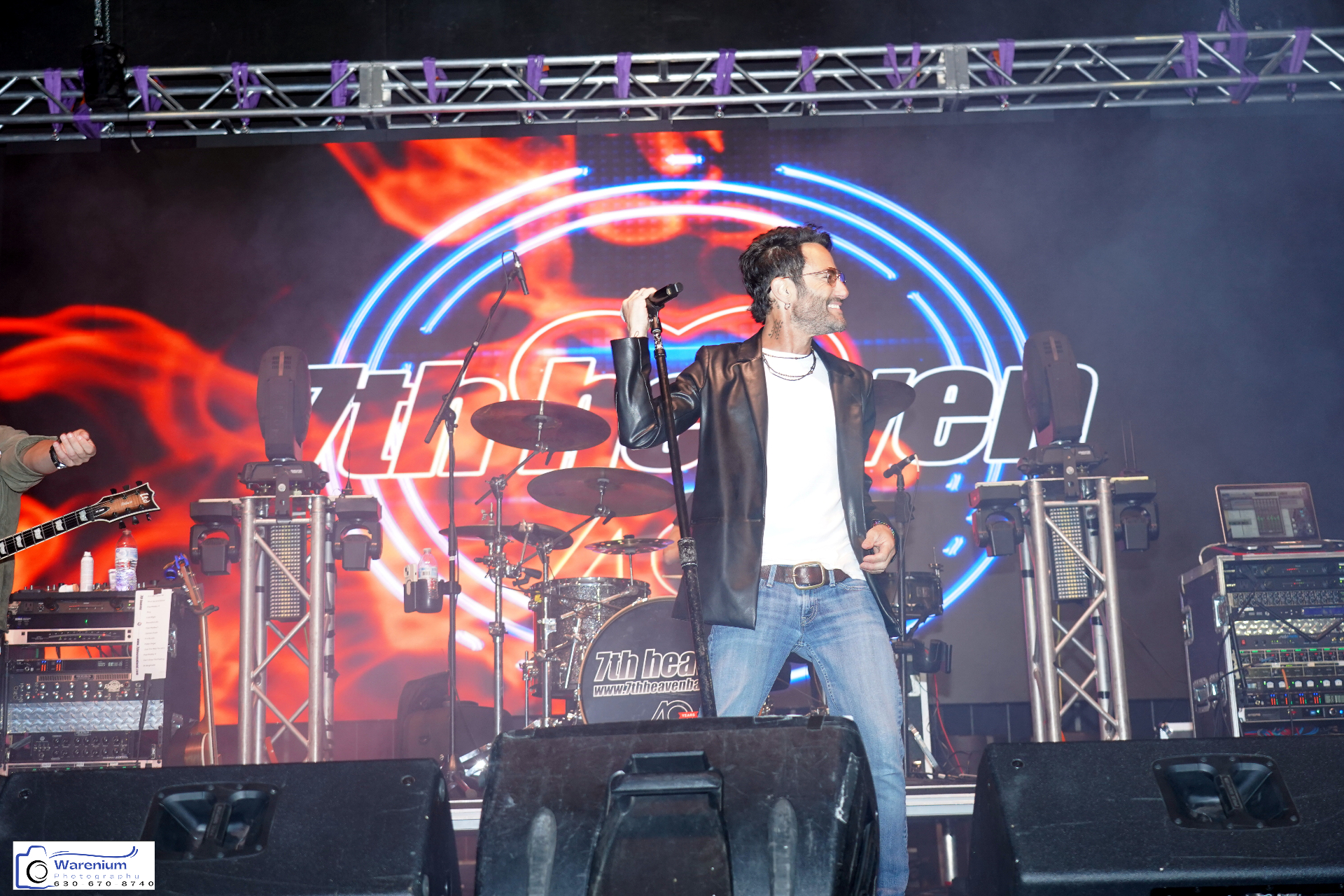 7th Heaven lead singer on stage at Swadeshi Fest