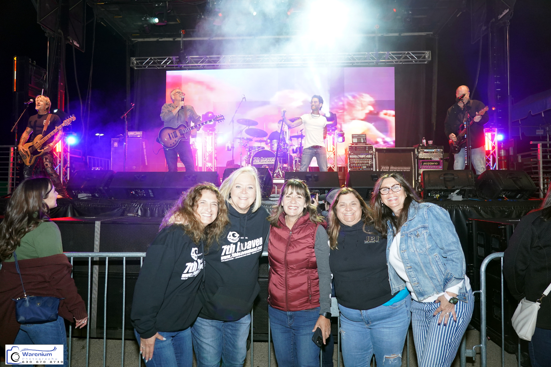 Excited fans at the Swadeshi Fest 7th Heaven concert